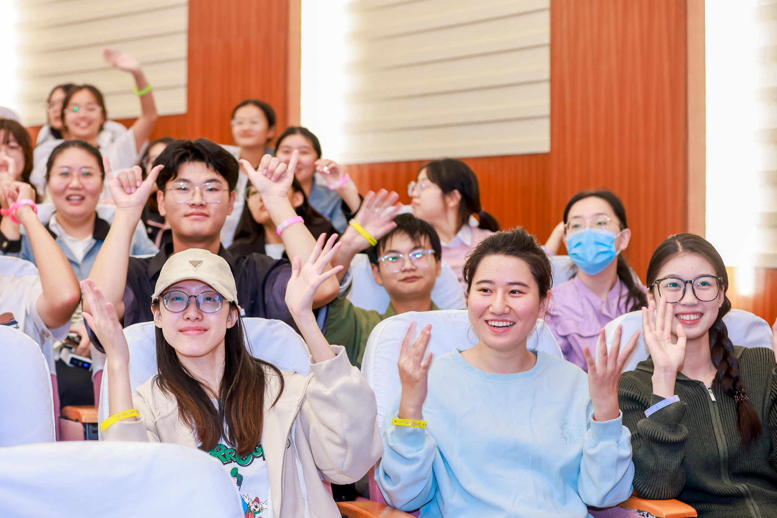 爆冷首场状态出色，TES观众沸腾！，詹姆斯重返赛场观众掌声雷动(詹姆斯表演)